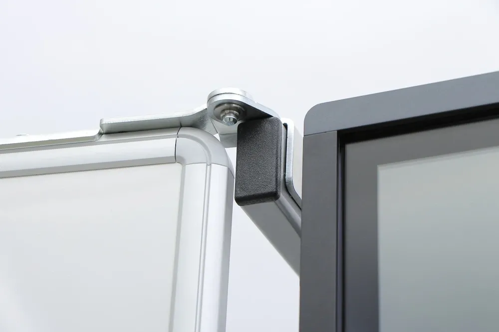 Interaktivní sestava LCD panel na PYLONU AL s křídly