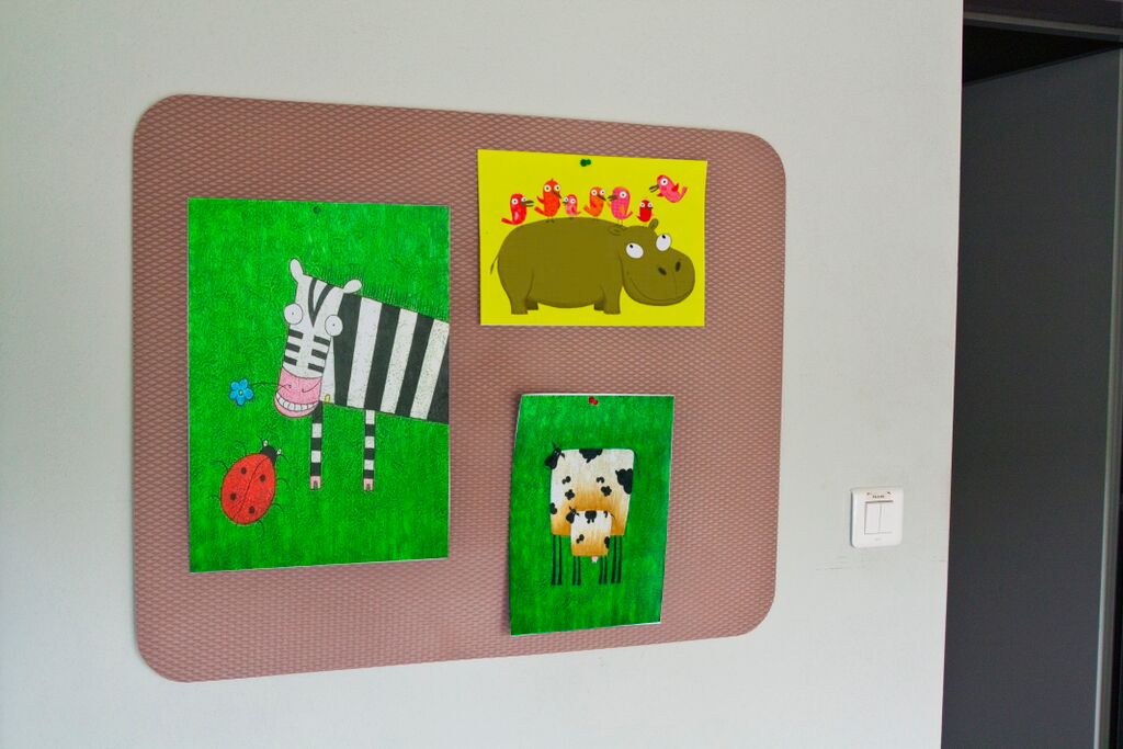 Barevná samolepící nástěnka VYLENKA 
